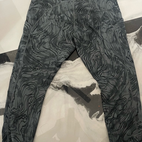 Athleta Gray Patterned Leggings 3/4 - Picture 1 of 5